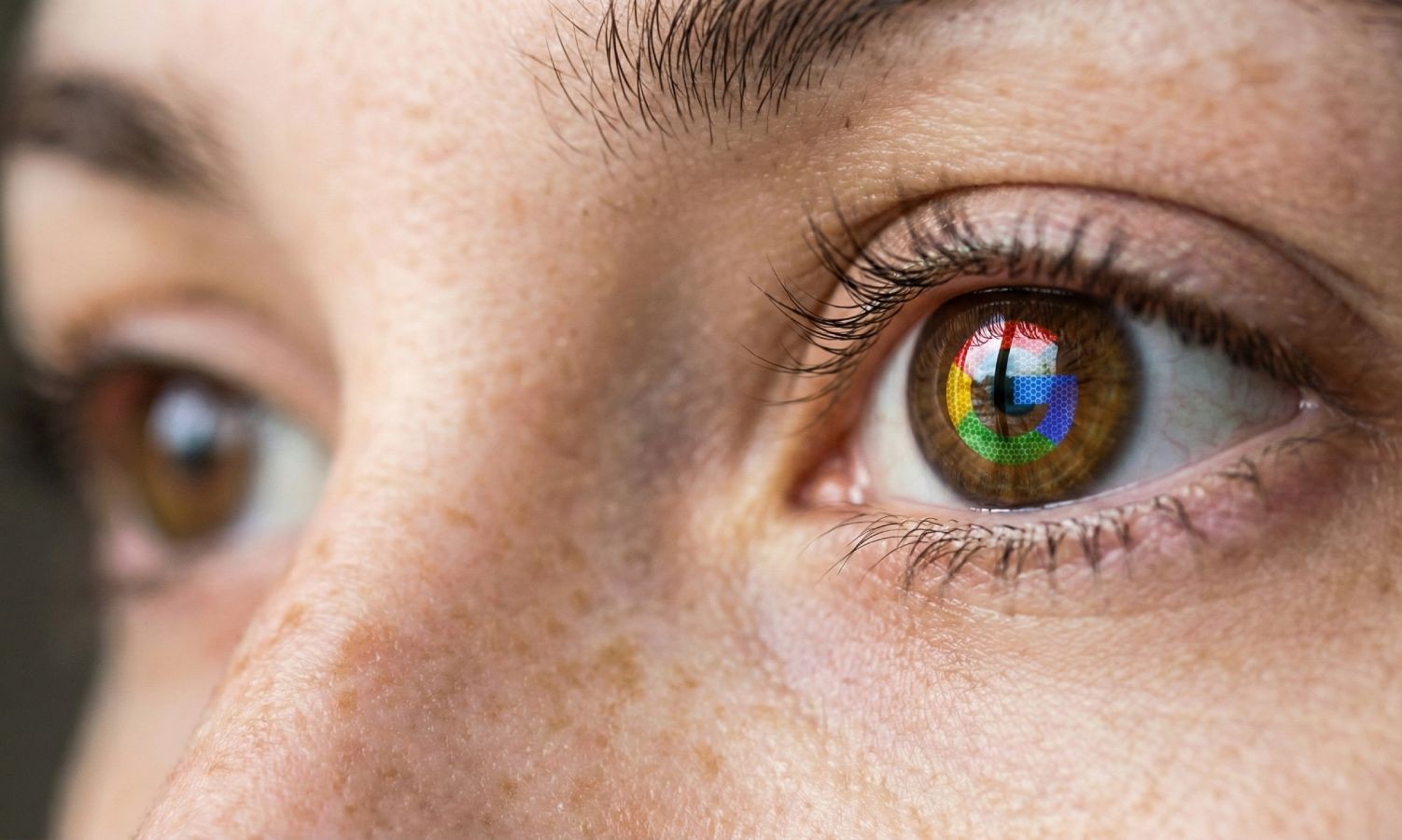 Occhi di una persona con l'iride brandizzata Google, per sottolineare la connessione tra persone, Strategia SEO, Ai e motori di ricerca