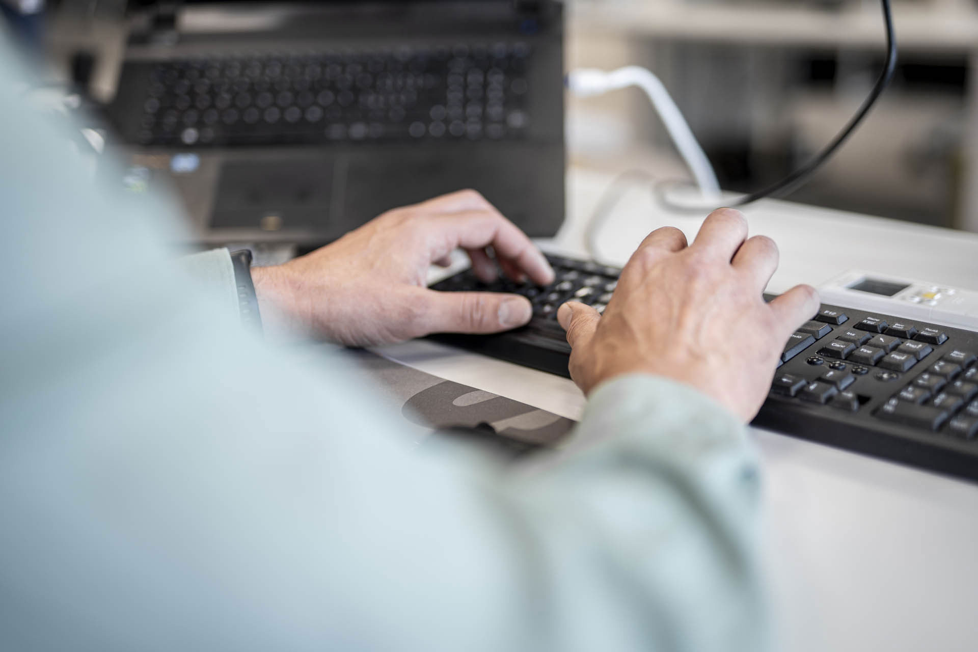 Mani che stanno scrivendo su una tastiera