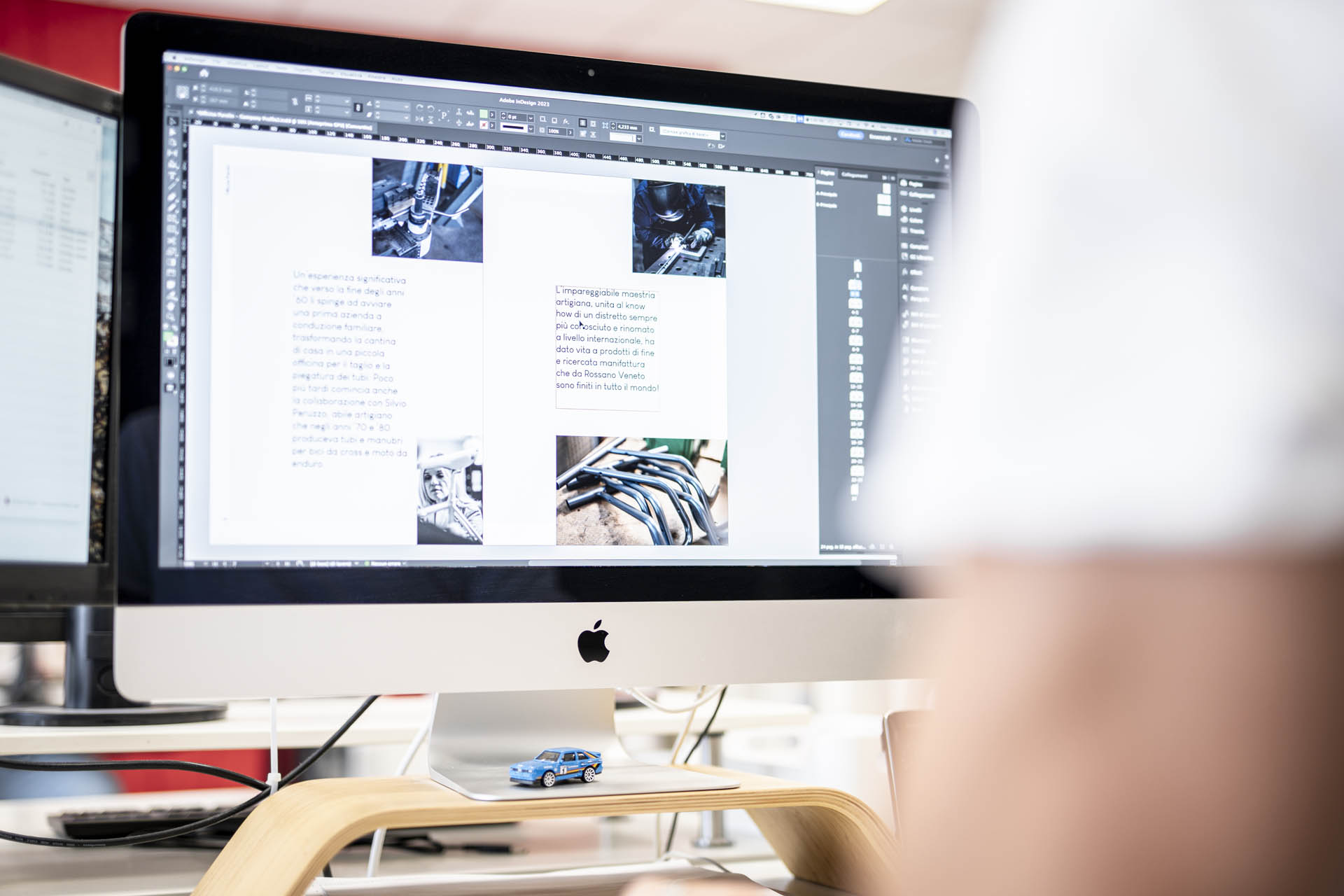 Un monitor in cui si vedono immagini e testi, nella fase di sviluppo del tone of voice