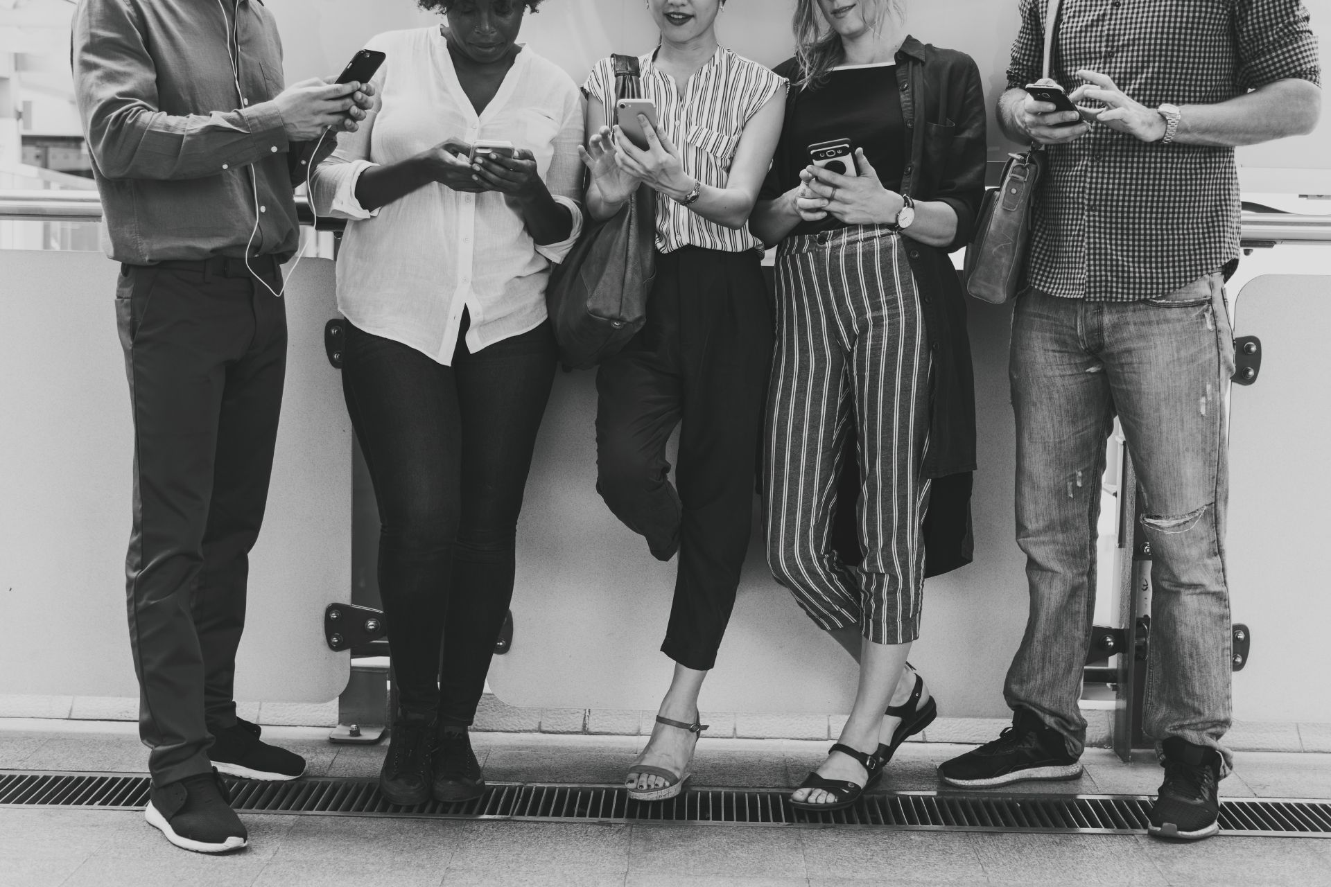 Immagine di persone che guardano il proprio smartphone